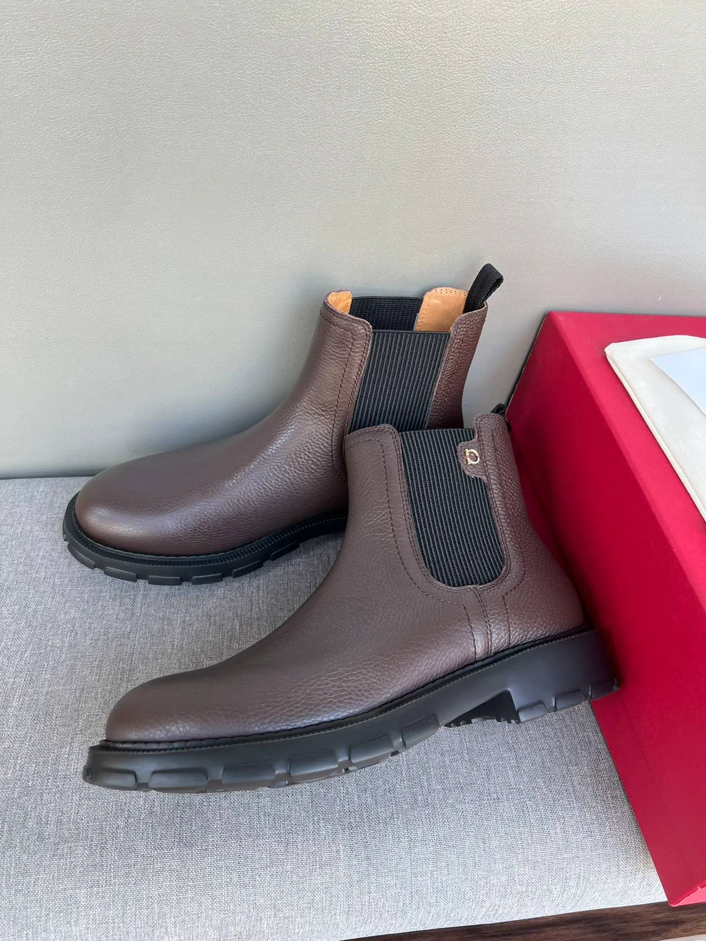[Ferragamo] Top P: 1000💰 Number of yards: 39~44 (38.45 custom-made, non-refundable) Ferragamo winter series, original 1:1 development, casual men's short boots, original quality, exclusive new Ferragamo autumn and winter new high-top men's shoes, exquisite hand-stitching, workmanship details comparable to counters, imported calfskin upper, cowhide lining, original foam outsole.